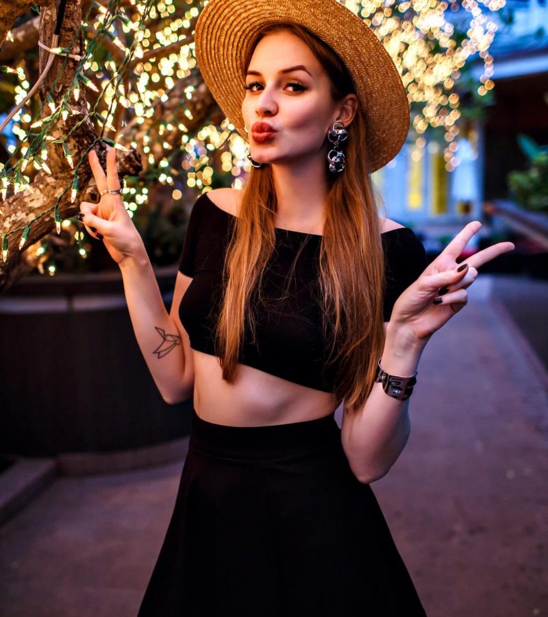 sexy-elegant-woman-posing-at-luxury-hotel